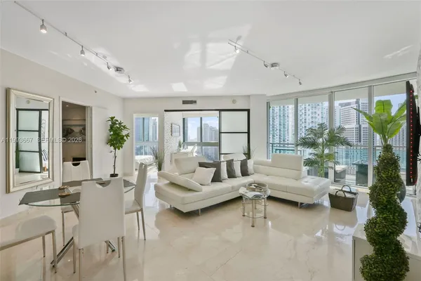 $6,800 | 350 South Miami Avenue, Unit 3002, Miami, FL 33130