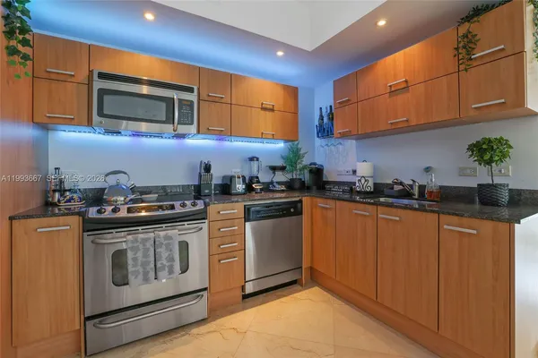 $6,800 | 350 South Miami Avenue, Unit 3002, Miami, FL 33130