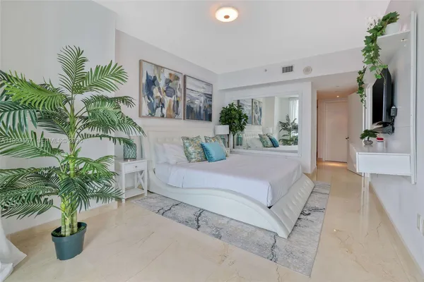 $6,800 | 350 South Miami Avenue, Unit 3002, Miami, FL 33130