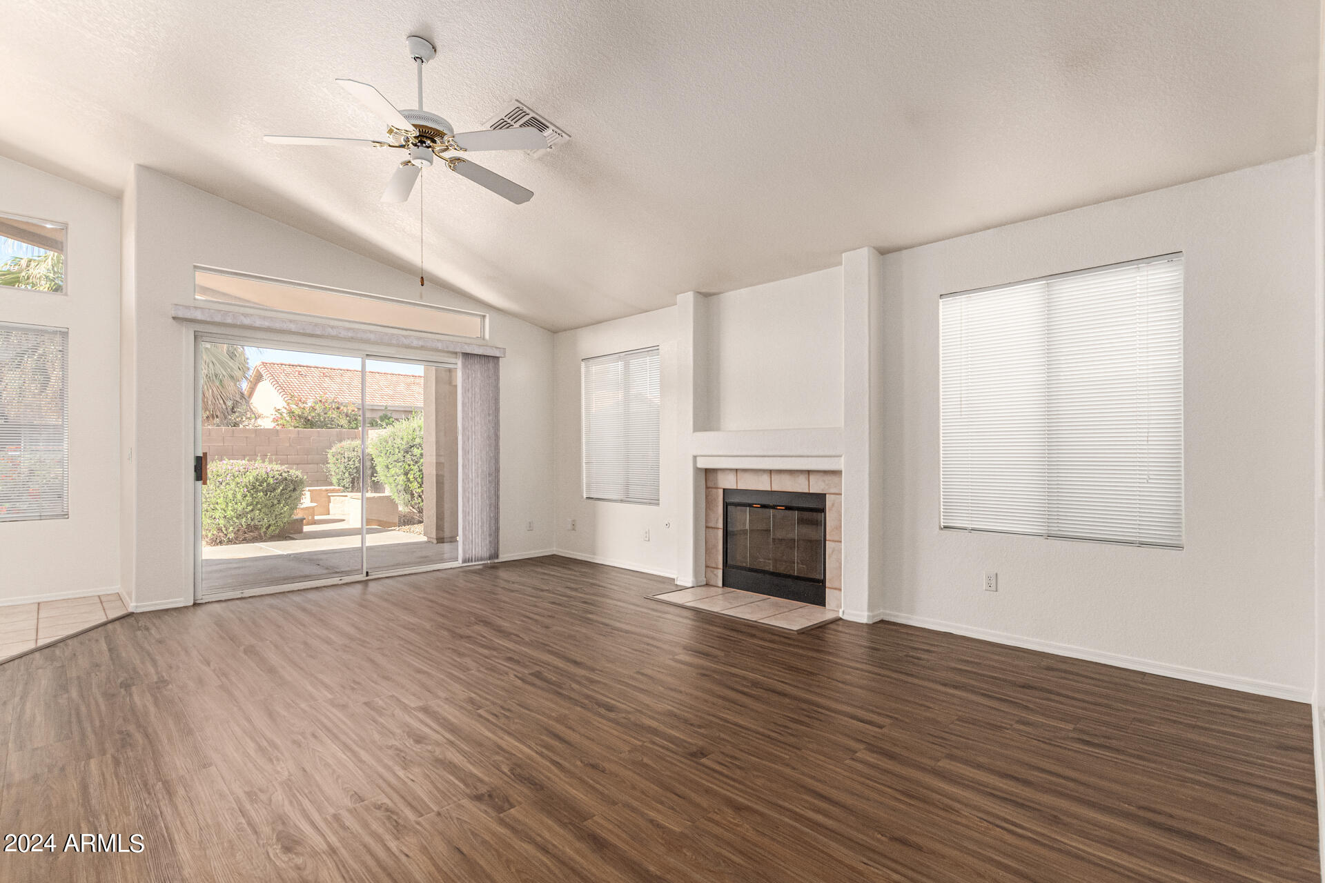 326 West El Freda Road Tempe, AZ 85284 - Photo 11 of 44 El Freda Living Room