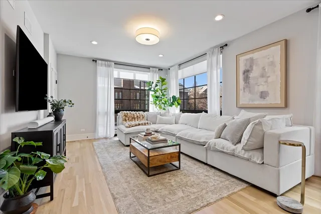 $1,224,900 | 1833 North Larrabee Street, Unit 1, Chicago, IL 60614