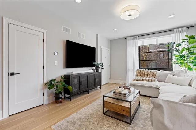 $1,224,900 | 1833 North Larrabee Street, Unit 1, Chicago, IL 60614