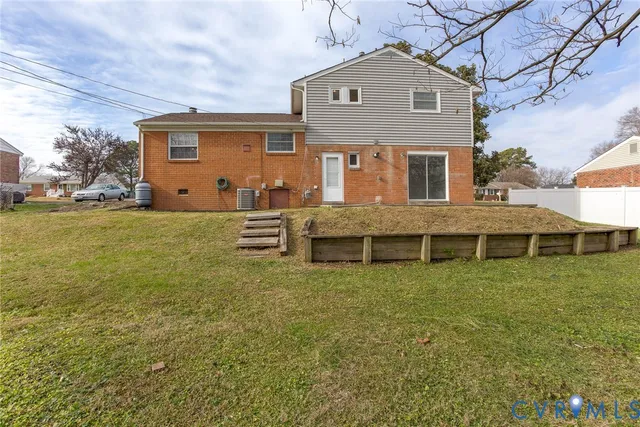 a view of a house with a backyard