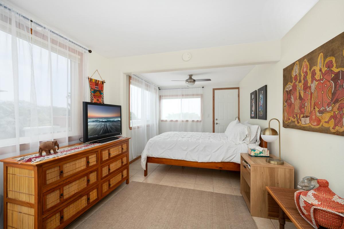 85-4563 Hawaii Belt Road Captain Cook, HI 96704 - Photo 26 of 30 a bedroom with a bed and a flat screen tv