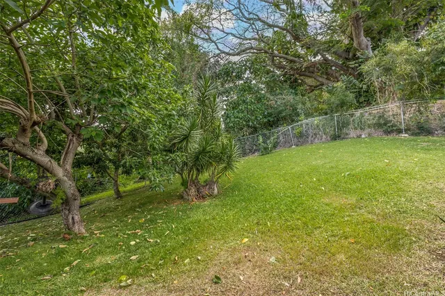 a view of yard with green space