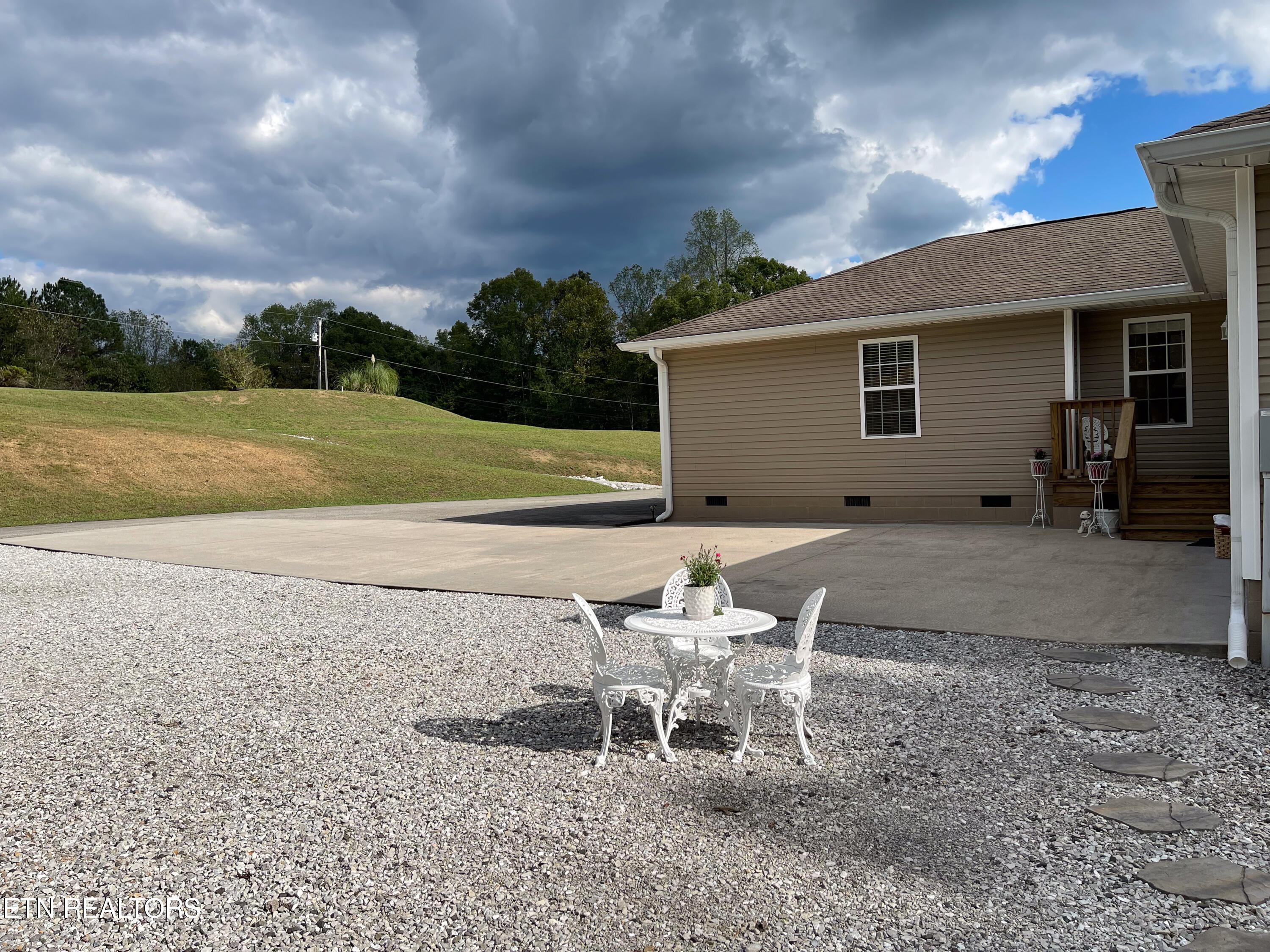457 Shady Road Oliver Springs, TN 37840 - Photo 26 of 60 Drive way and patio