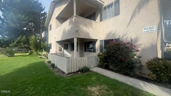 a view of a house with backyard and garden