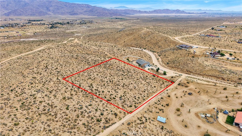 24575 Ocotillo Way Apple Valley, CA 92308 - Photo 4 of 13 a view of an ocean and a mountain