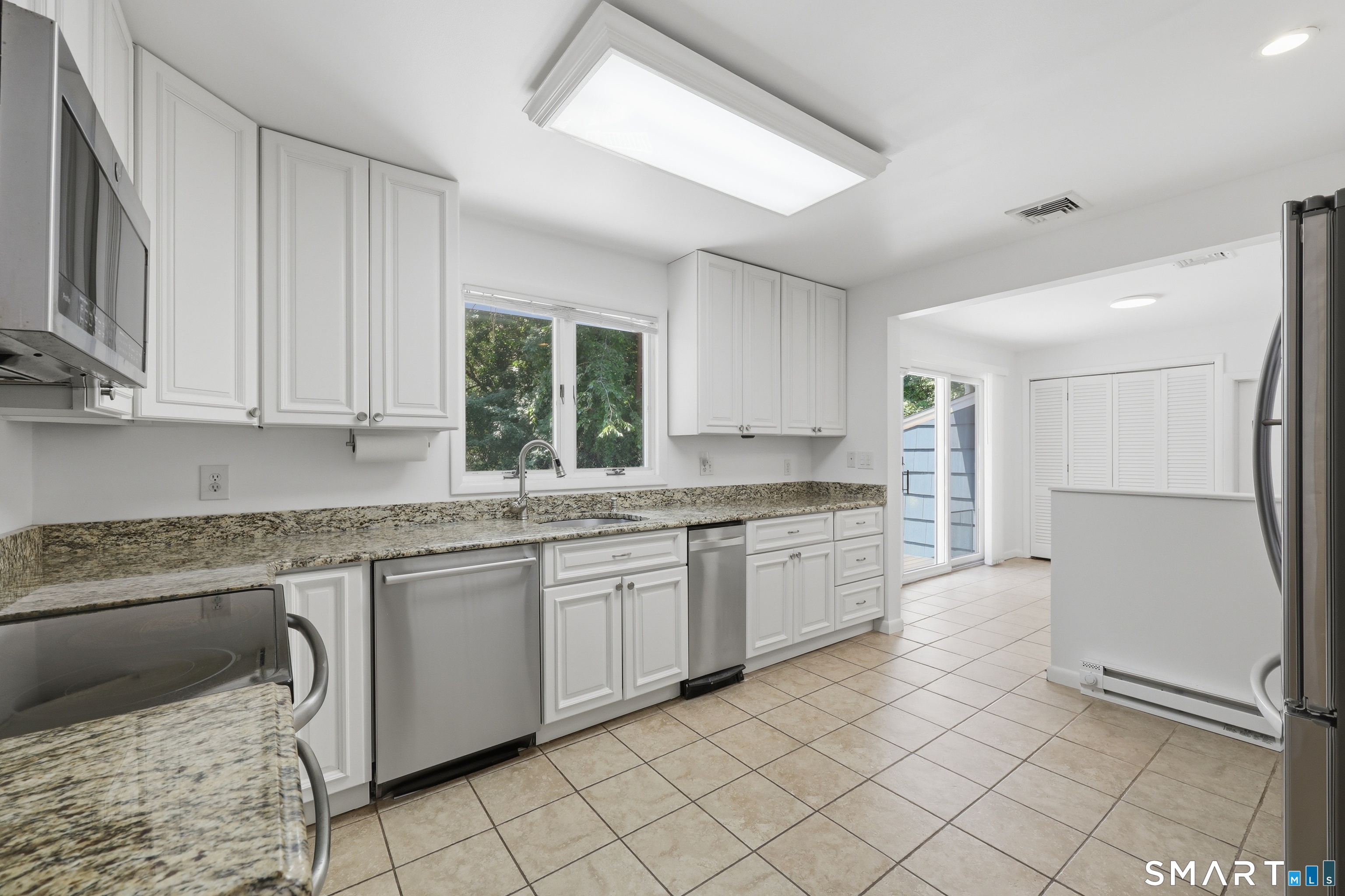 207 Barncroft Road Stamford, CT 06902 - Photo 6 of 36