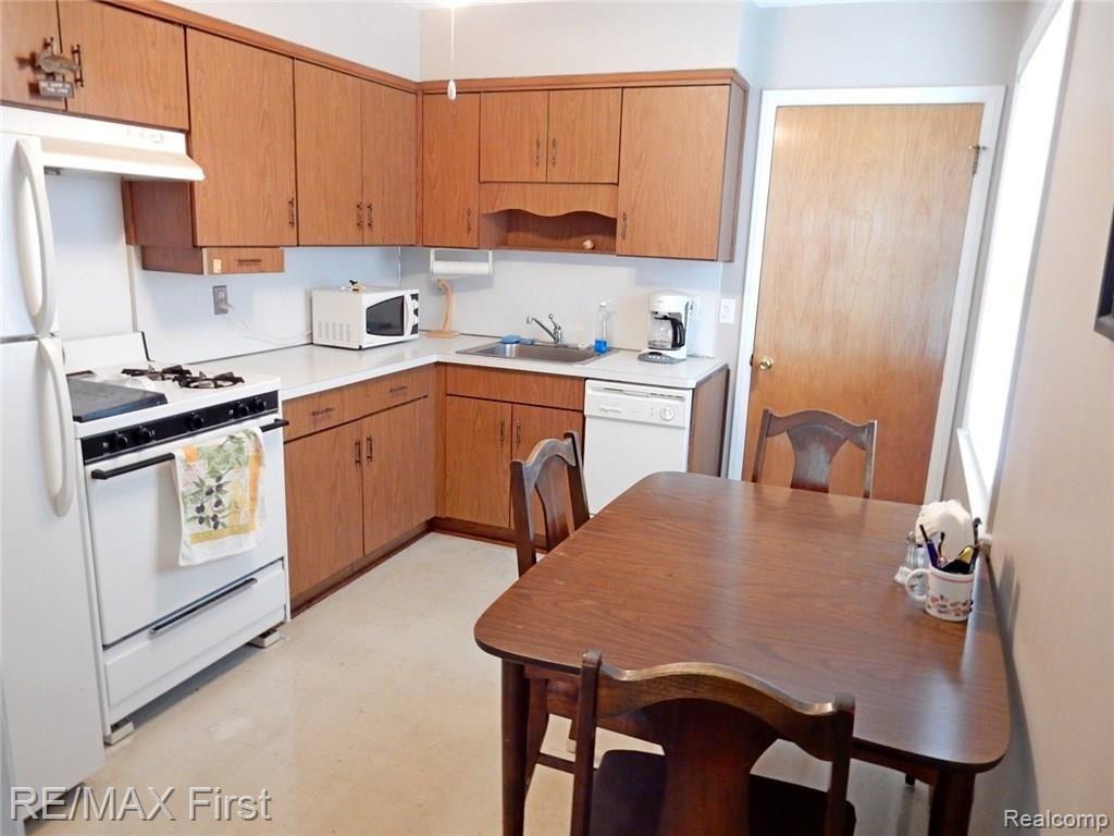 21061 Waltham Road Warren, MI 48089 - Photo 4 of 13 0 (4).jpg