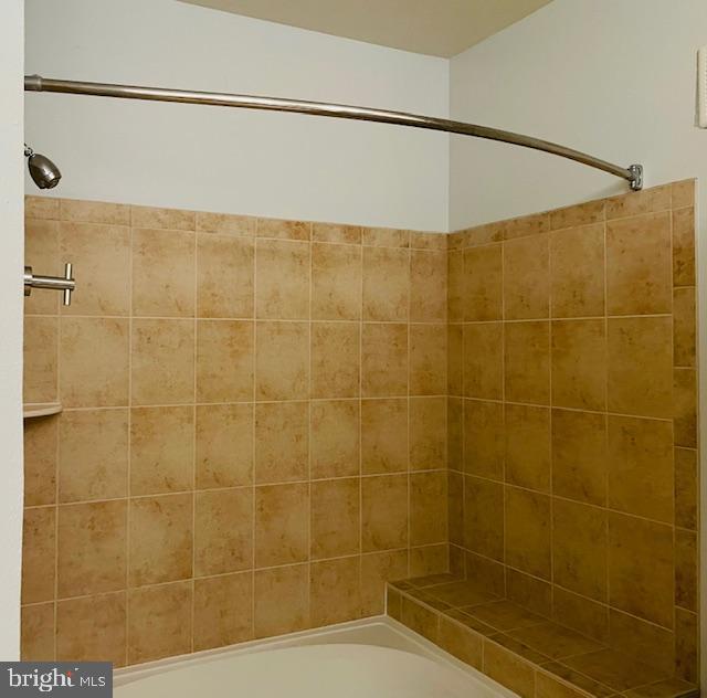 11800 Old Georgetown Road, Unit 1206 Rockville, MD 20852 - Photo 22 of 27 a bathroom with a shower and a shower head