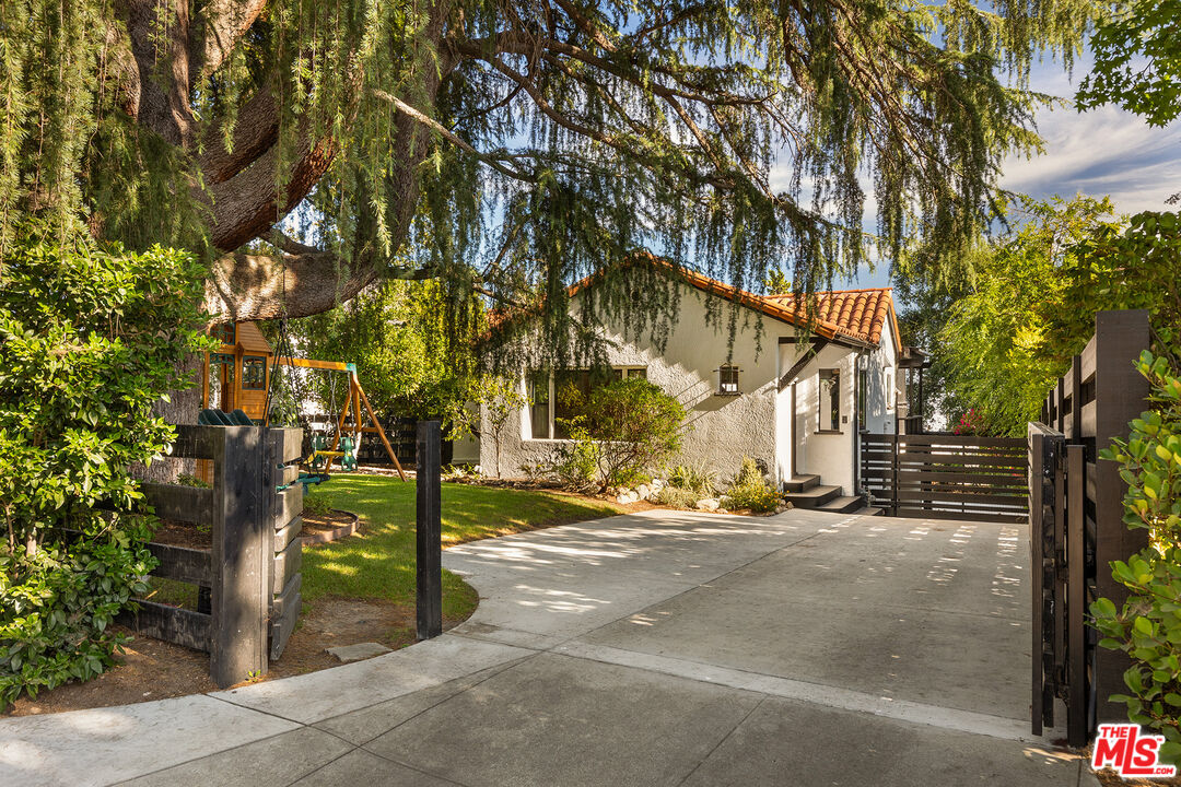 956 Parkman Street Altadena, CA 91001 - Photo 2 of 30