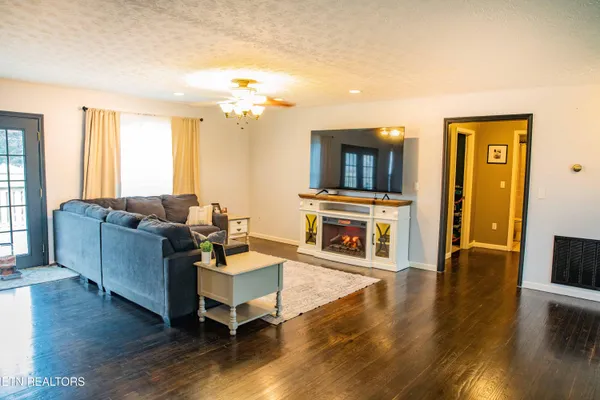 $369,000 | 134 Julia Lane, Speedwell, TN 37870