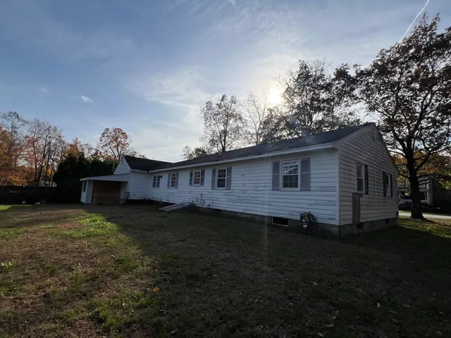 a view of a house with a yard