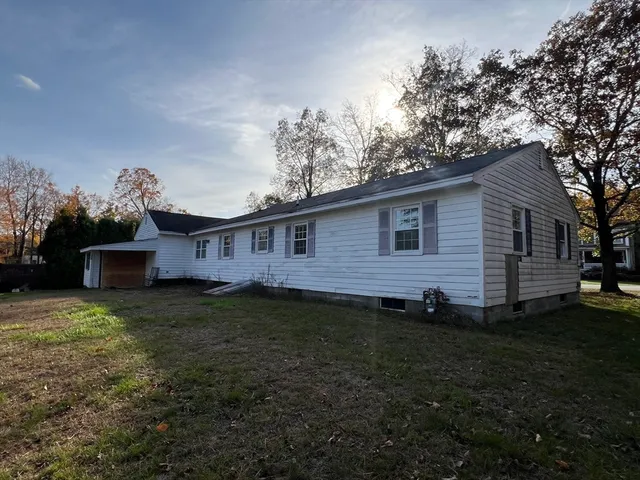 a view of a house with a yard