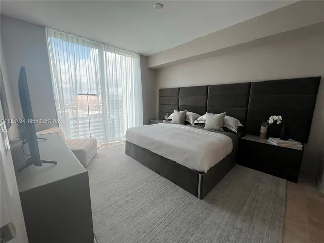 $7,500 | 88 Southwest 7th Street, Unit 2404, Miami, FL 33130