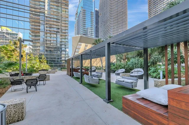 $7,500 | 88 Southwest 7th Street, Unit 2404, Miami, FL 33130