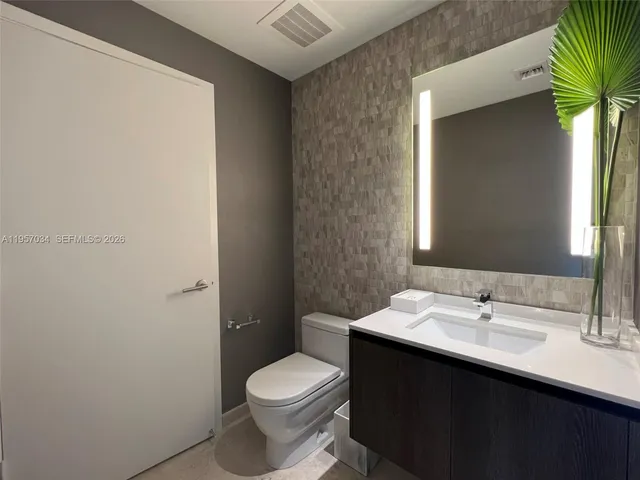 $7,500 | 88 Southwest 7th Street, Unit 2404, Miami, FL 33130