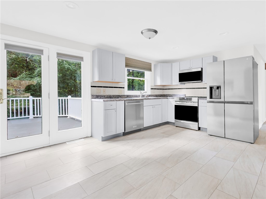 8 Gould Road Cranston, RI 02921 - Photo 2 of 10 Gallery Image 2