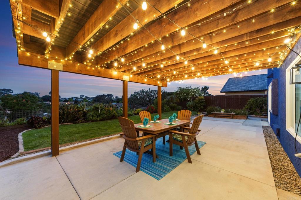 460 Compass Road Oceanside, CA 92054 - Photo 4 of 45 a outdoor space with a patio