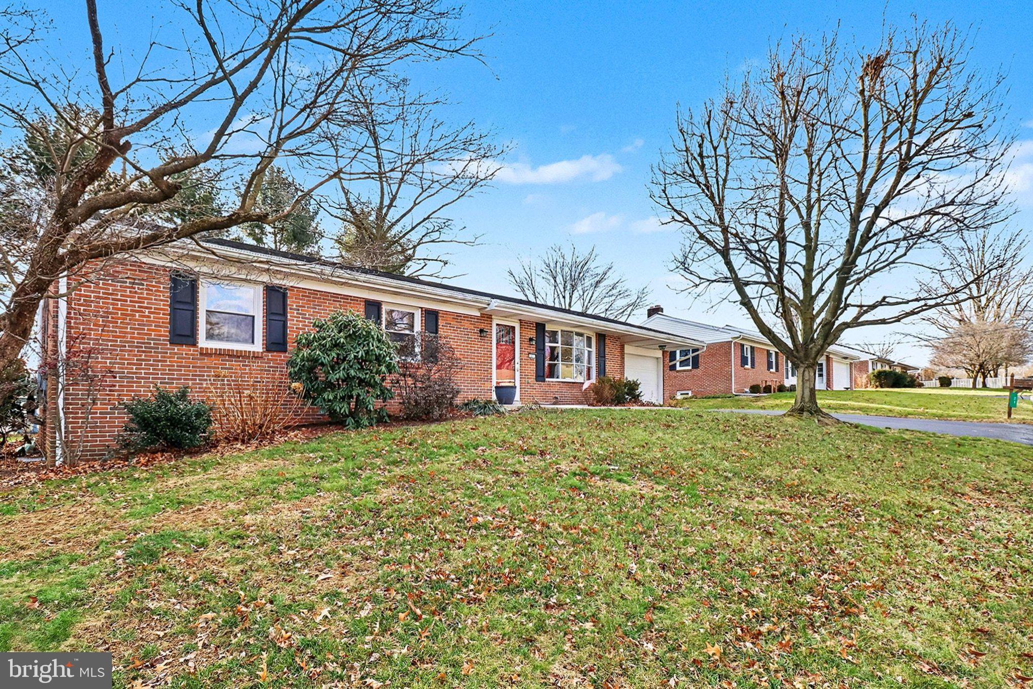 21 Dawn Avenue Akron, PA 17501 - Photo 2 of 37