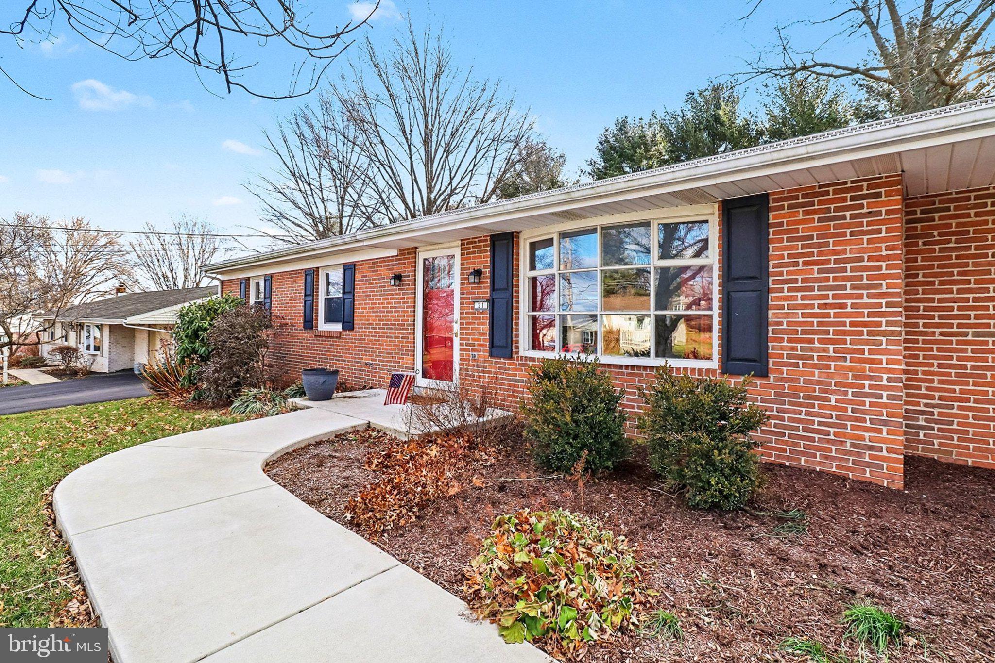 21 Dawn Avenue Akron, PA 17501 - Photo 3 of 37