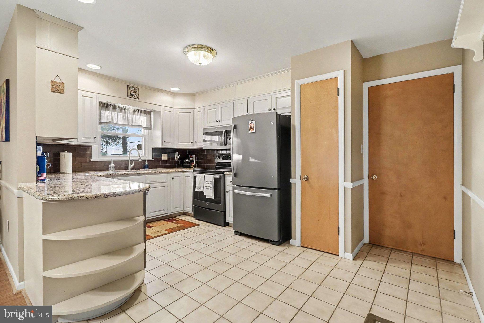 21 Dawn Avenue Akron, PA 17501 - Photo 8 of 37