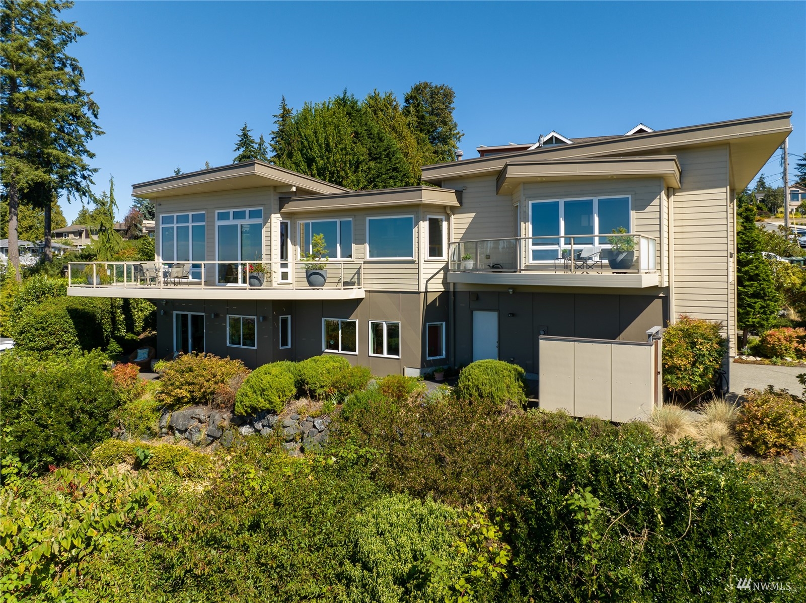 731 Bell Street Edmonds, WA 98020 - Photo 34 of 40 a front view of a house with a yard