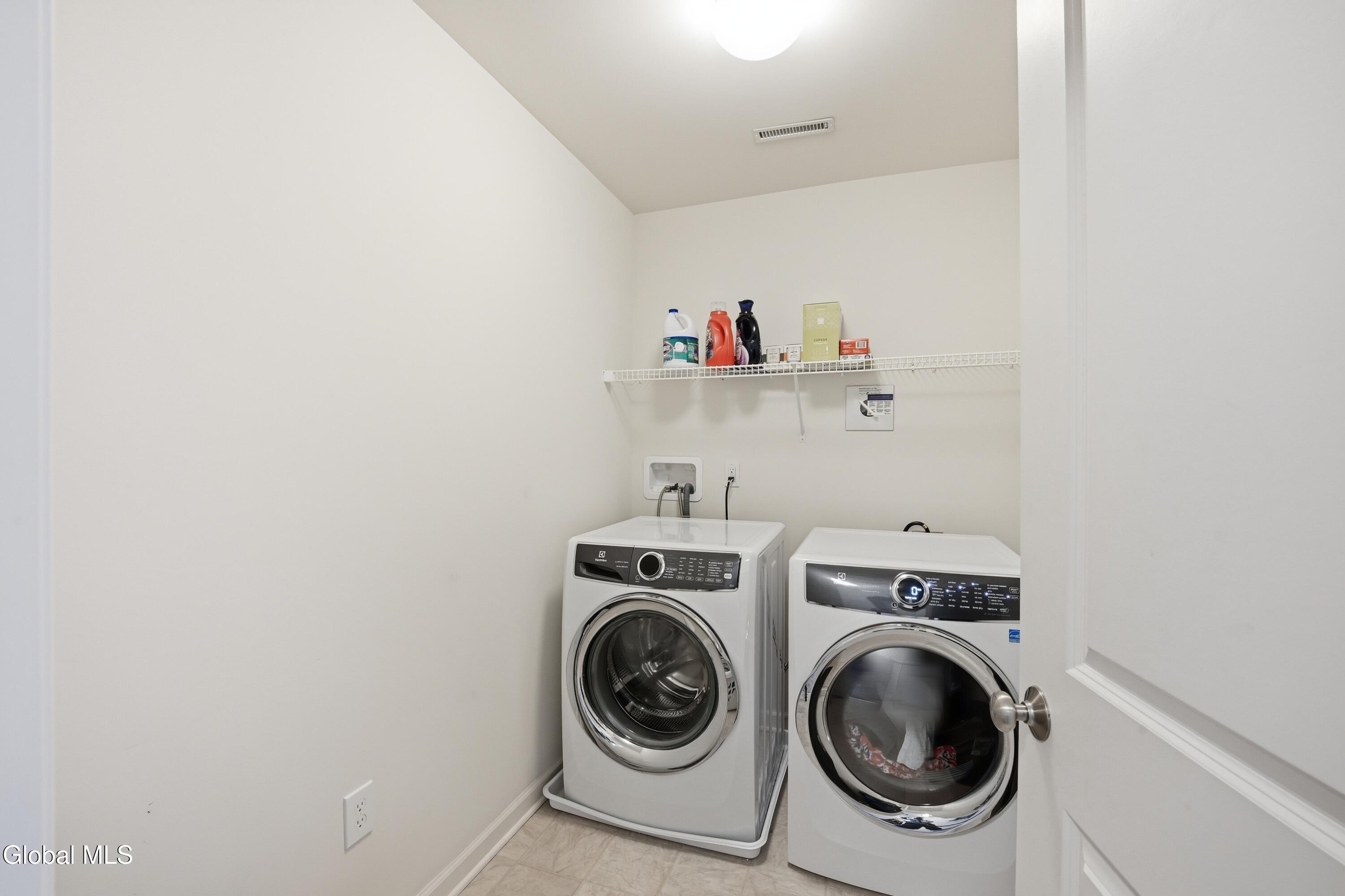 39 Jared Court Colonie, NY 12047 - Photo 19 of 33 11