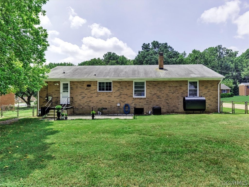 4140 Holcombe Road Richmond, VA 23234 - Photo 18 of 18 a front view of house with yard and green space