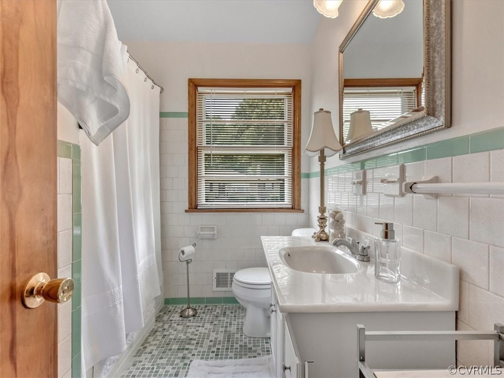 4140 Holcombe Road Richmond, VA 23234 - Photo 9 of 18 a bathroom with a sink toilet and shower