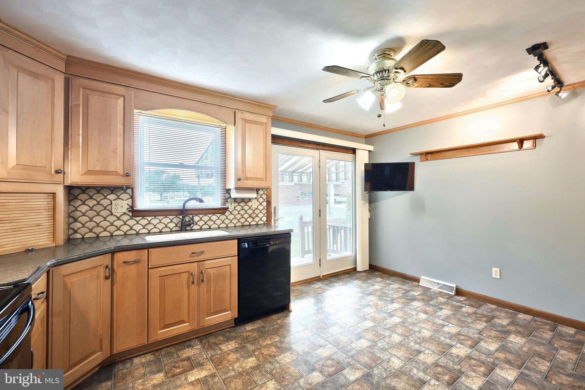 210 Kennedy Court Hanover, PA 17331 - Photo 28 of 38 Eat-in area