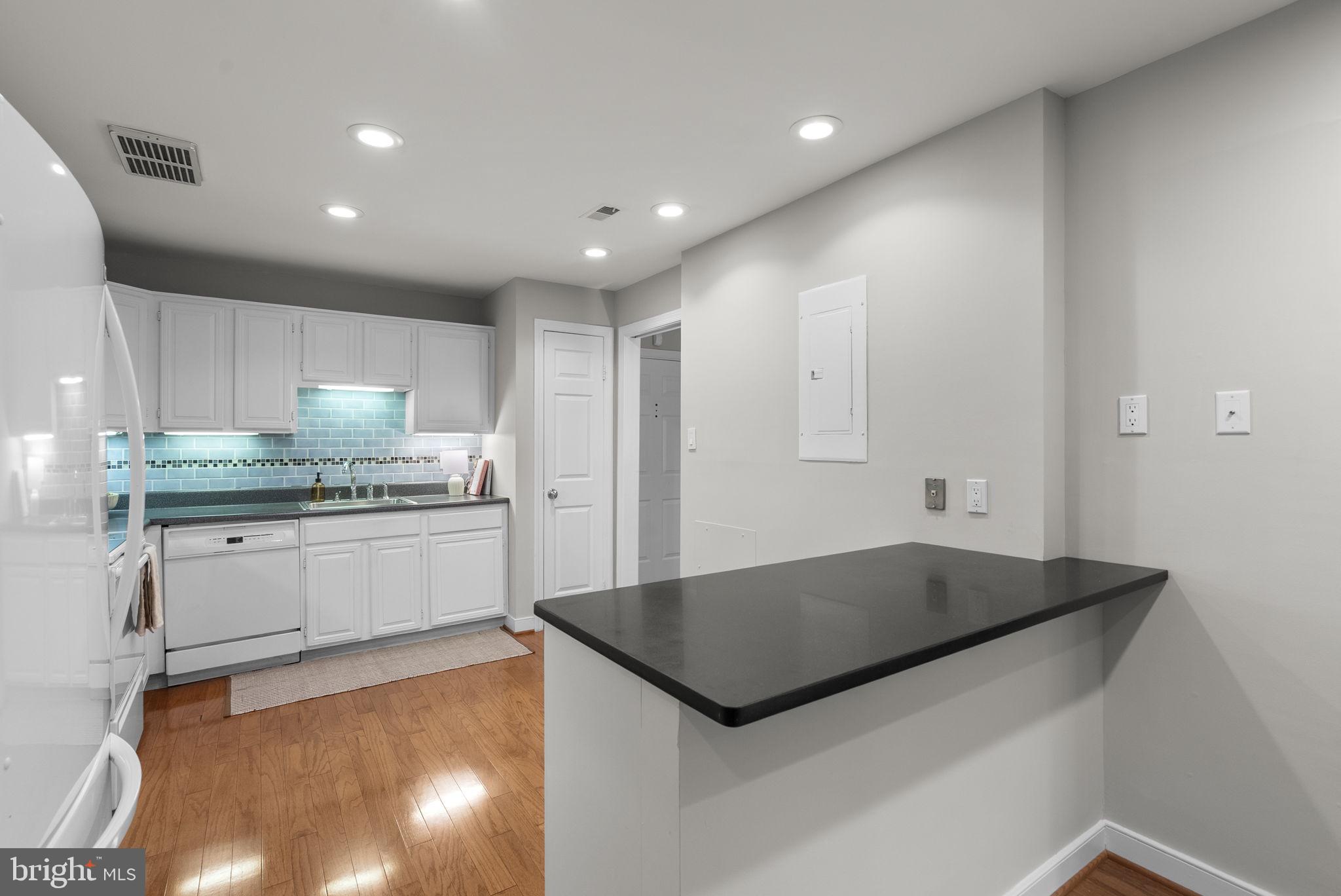 11420 Strand Drive, Unit R010 Rockville, MD 20852 - Photo 11 of 56 Kitchen