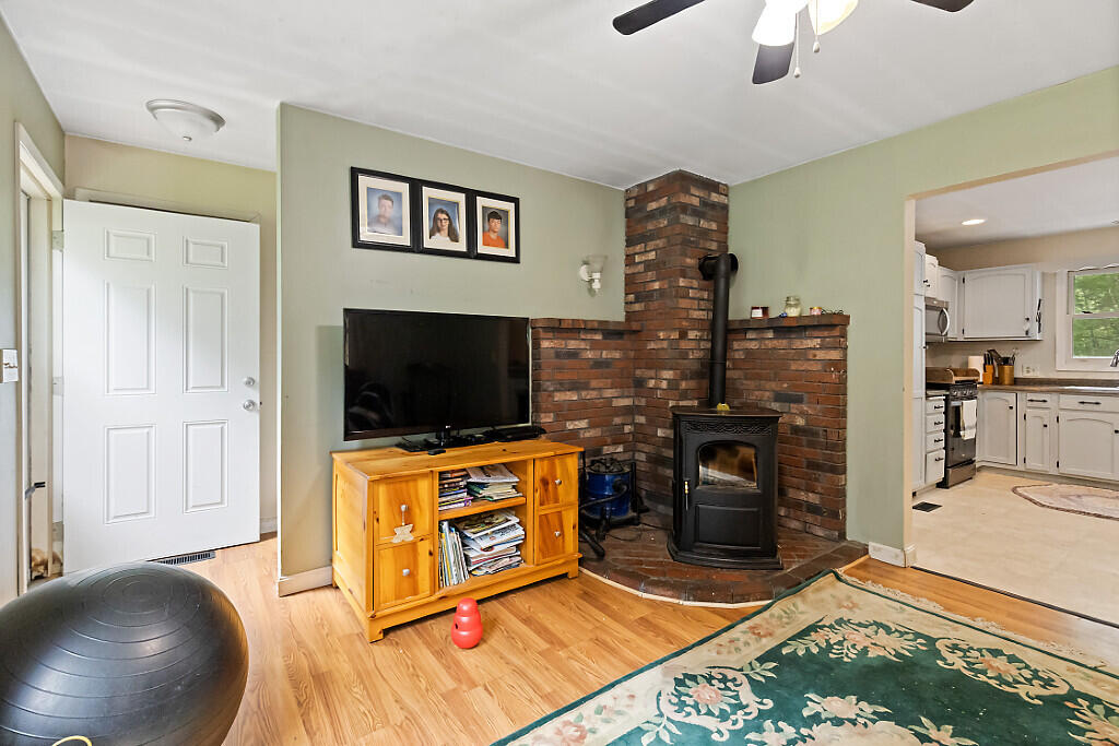 372 Wings Mills Road Mount Vernon, ME 04352 - Photo 13 of 55 Livingroom