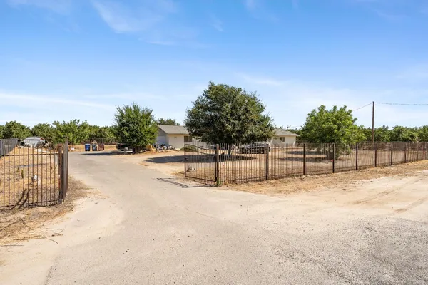 $1,750,000 | 10454 East Clarkson Avenue, Kingsburg, CA 93631