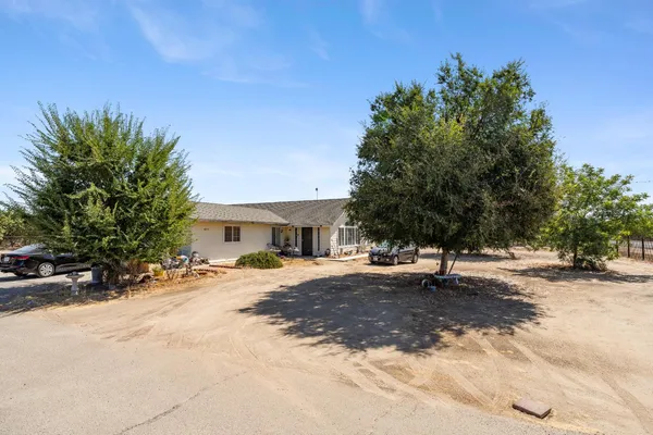 $1,750,000 | 10454 East Clarkson Avenue, Kingsburg, CA 93631
