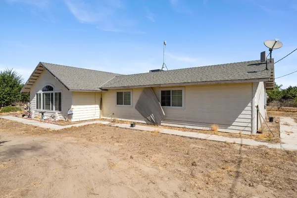 $1,750,000 | 10454 East Clarkson Avenue, Kingsburg, CA 93631