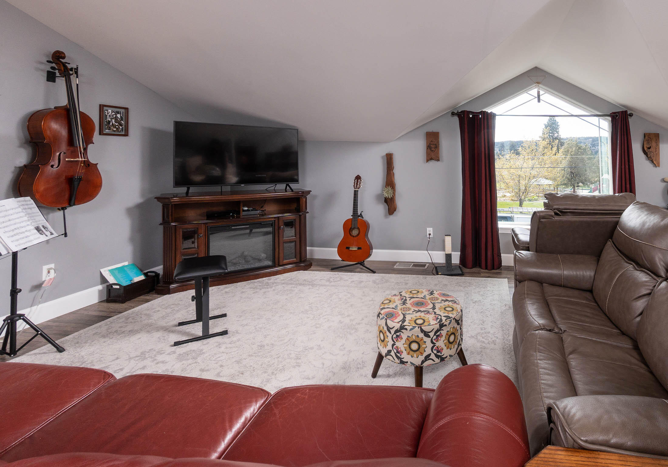 611 Northeast Innes Lane Bend, OR 97701 - Photo 9 of 24 Upper level bonus room / bedroom / great room area