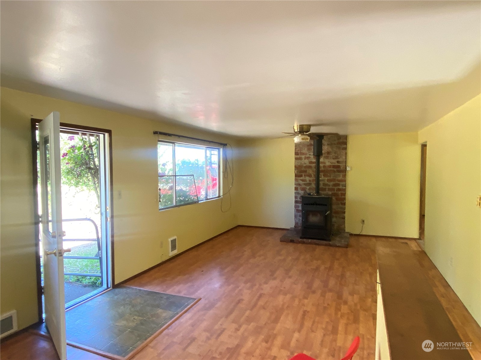 148 Ramsey Road Chehalis, WA 98532 - Photo 6 of 30 an empty room with windows