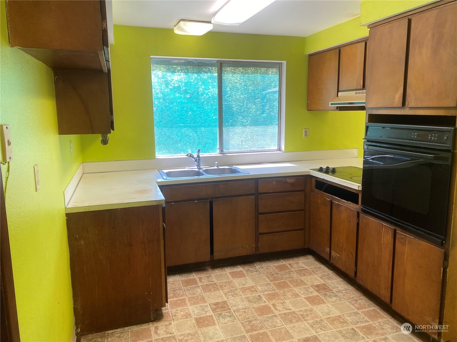 148 Ramsey Road Chehalis, WA 98532 - Photo 10 of 30 a kitchen with a sink stove and cabinets