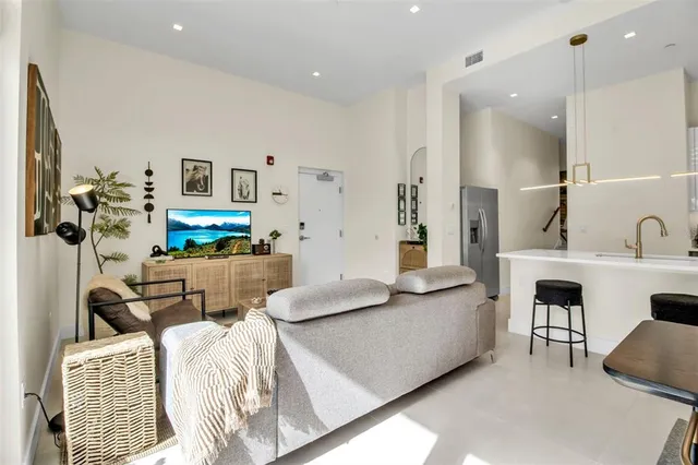 $829,000 | 1558 4th Street, Unit 208, Sarasota, FL 34236