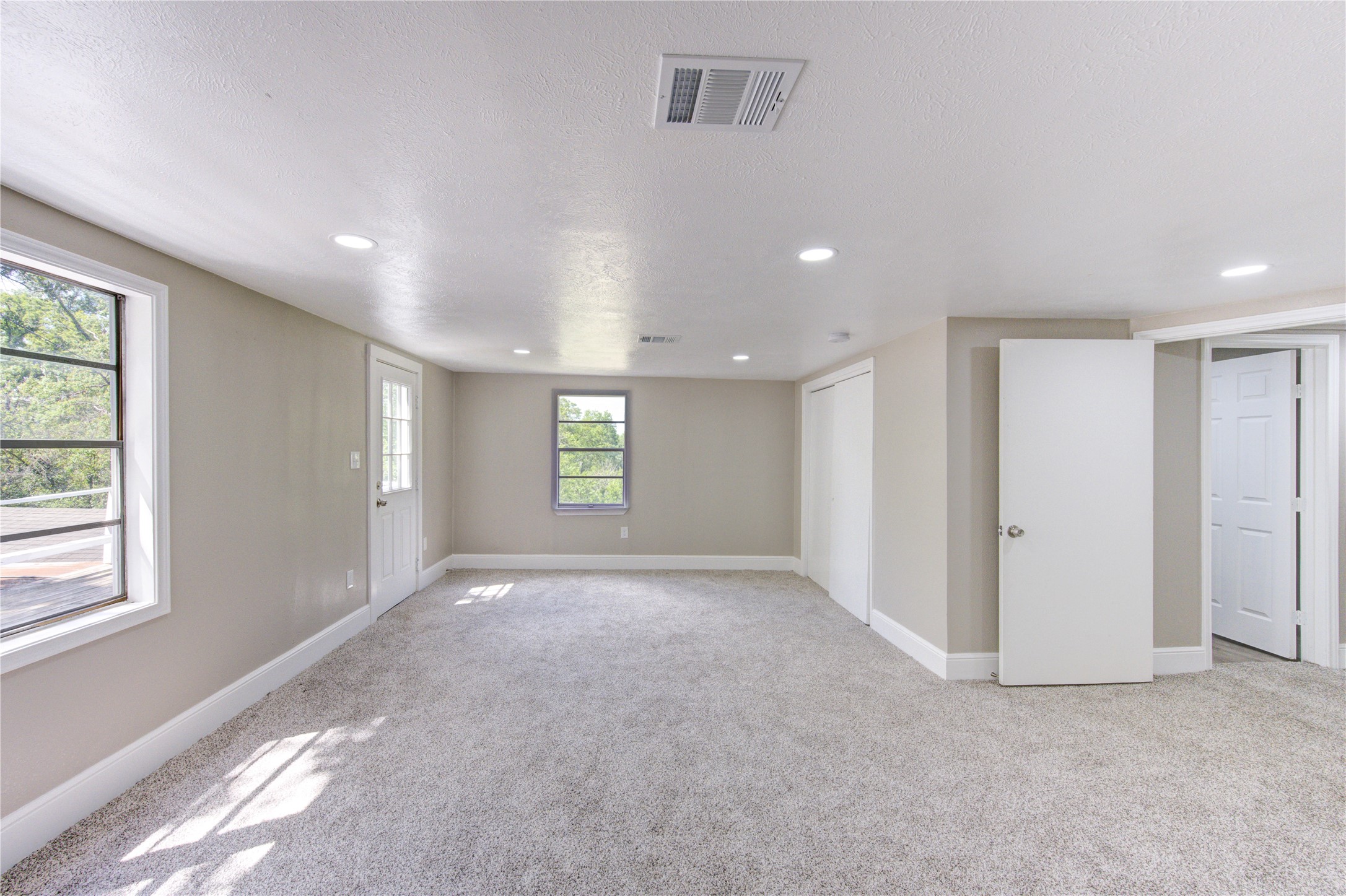 15170 McRae Lake Conroe, TX 77303 - Photo 18 of 25 a view of empty room with windows