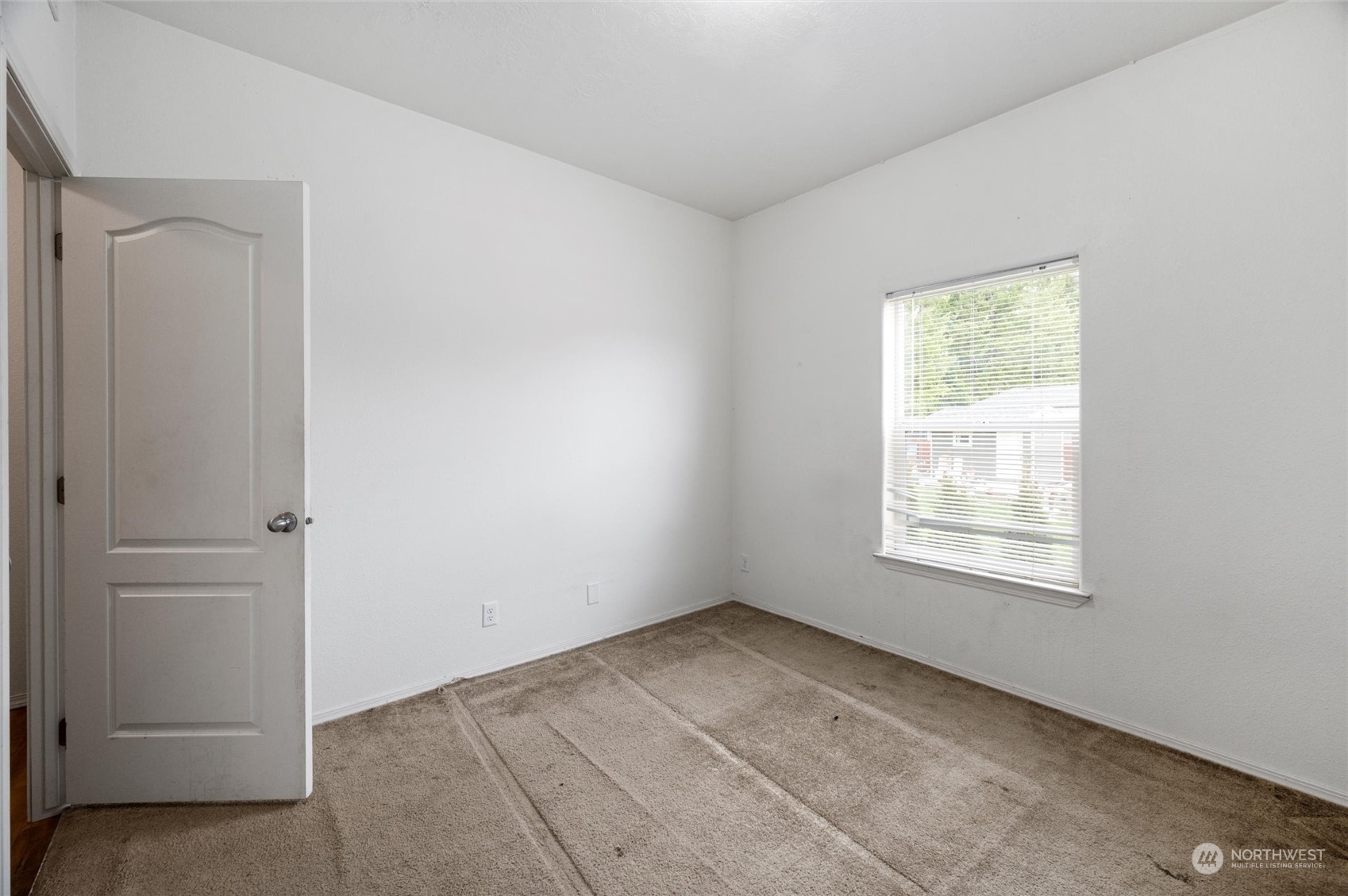 700 North Reed Street, Unit 21 Sedro-Woolley, WA 98284 - Photo 20 of 28 an empty room with a window