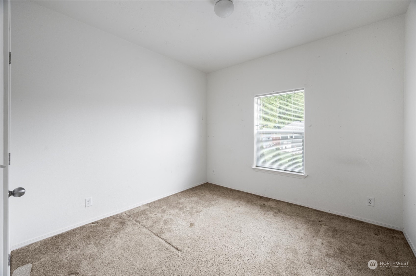 700 North Reed Street, Unit 21 Sedro-Woolley, WA 98284 - Photo 21 of 28 an empty room with a window