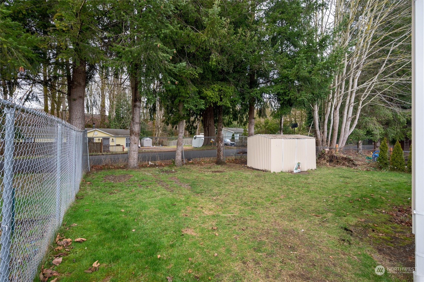 700 North Reed Street, Unit 21 Sedro-Woolley, WA 98284 - Photo 24 of 28 a backyard of a house with table and chairs