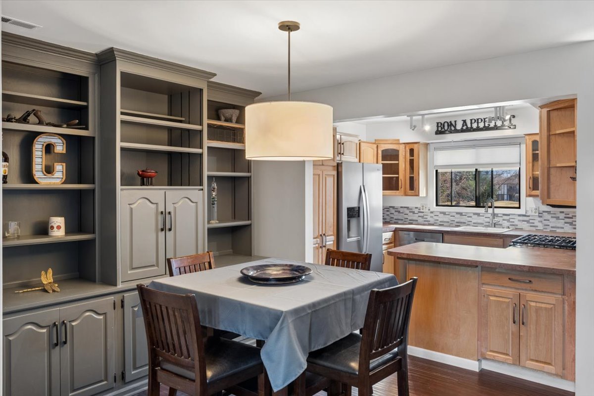 1733 Harrow Court, Unit B Wheaton, IL 60189 - Photo 3 of 23 a kitchen that has a table and chairs in it