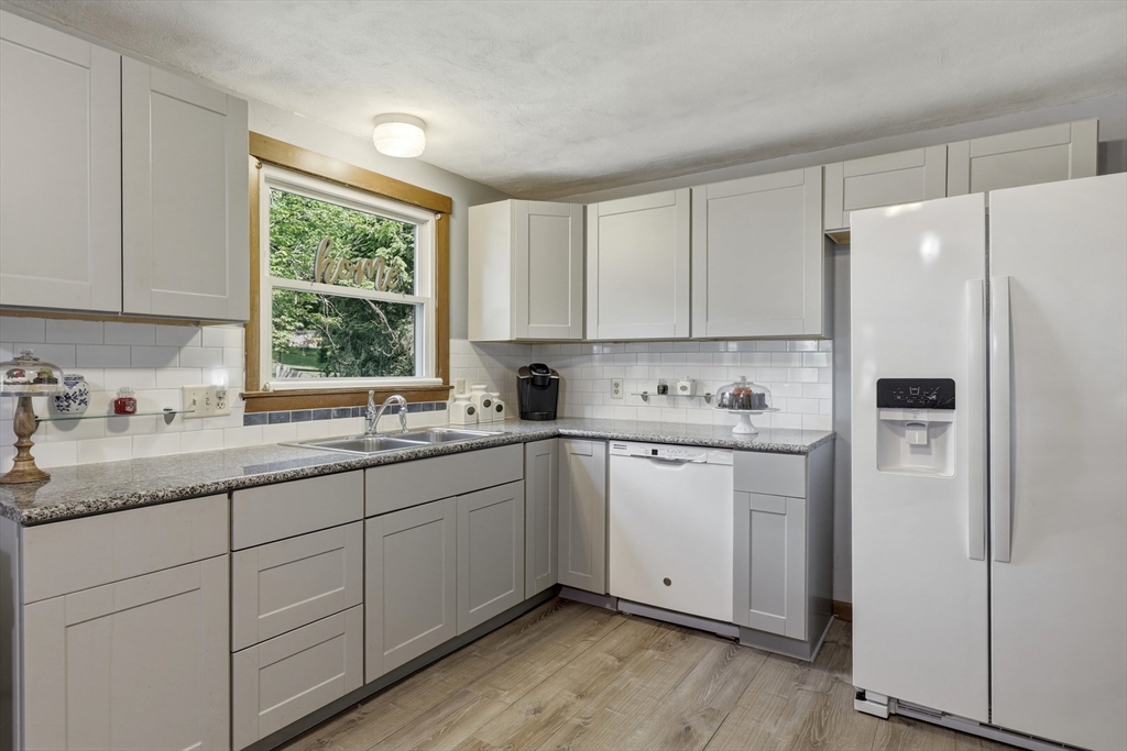 64 Tioga Street Springfield, MA 01128 - Photo 10 of 27
