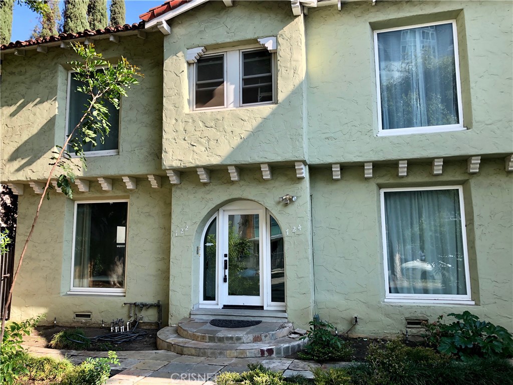 722 1/2 South Dunsmuir Avenue Los Angeles, CA 90036 - Photo 1 of 21 a front view of a house