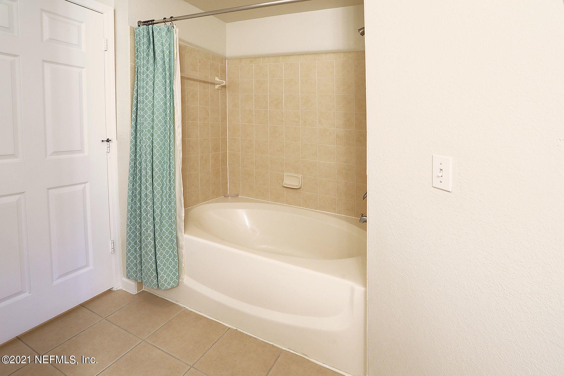 8550 Touchton Road, Unit 1714 Jacksonville, FL 32216 - Photo 19 of 25 SECONDARY BATH