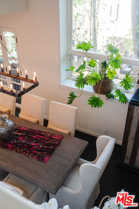 1636 Queens Road Los Angeles, CA 90069 - Photo 11 of 50 a living room filled with furniture